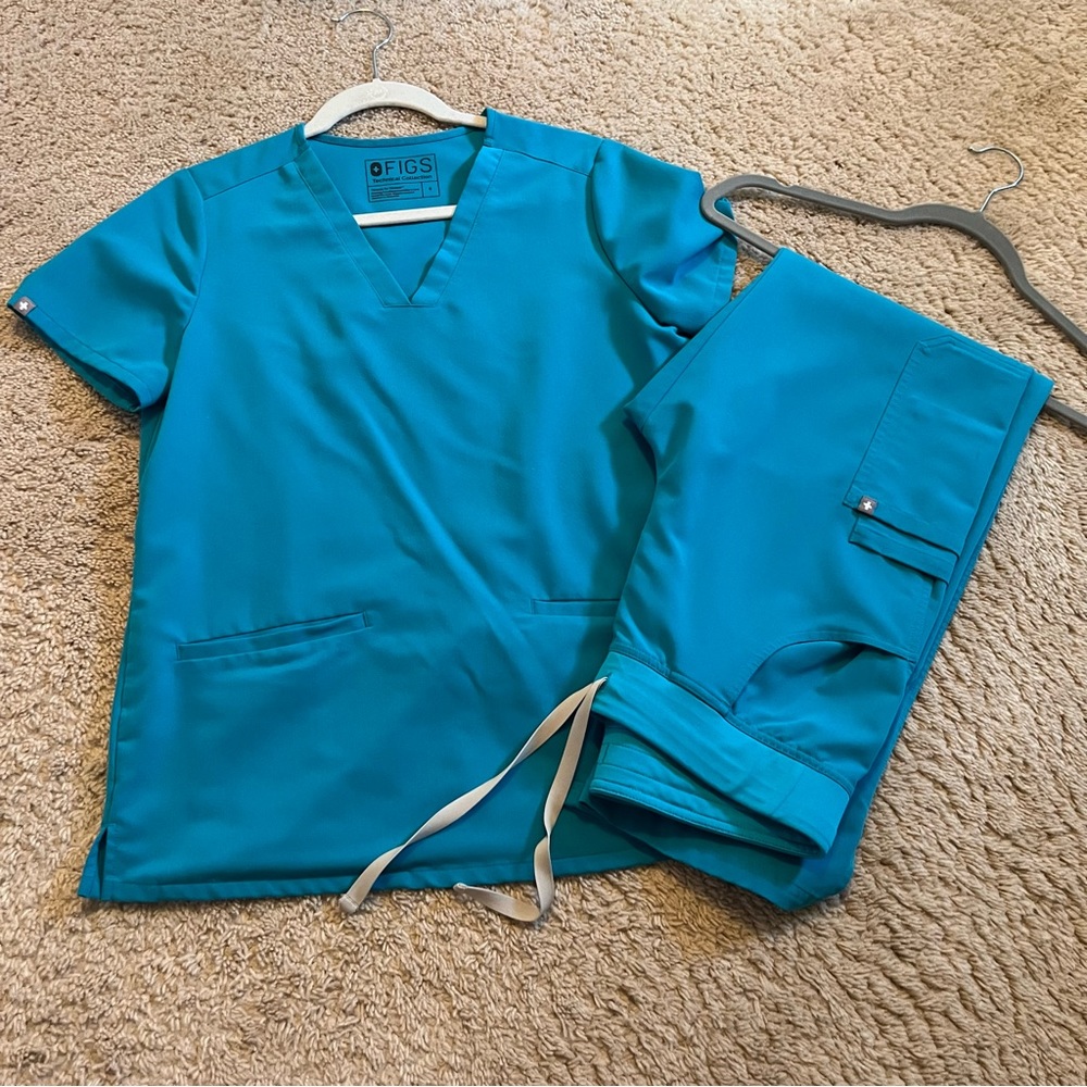 Teal Figs Scrub Set